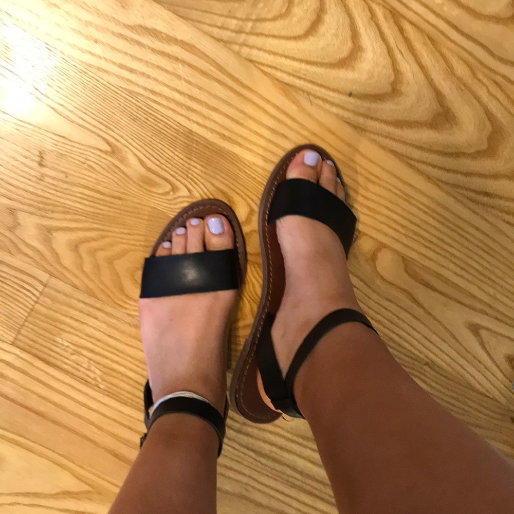 Super cute black Steven madden sandals